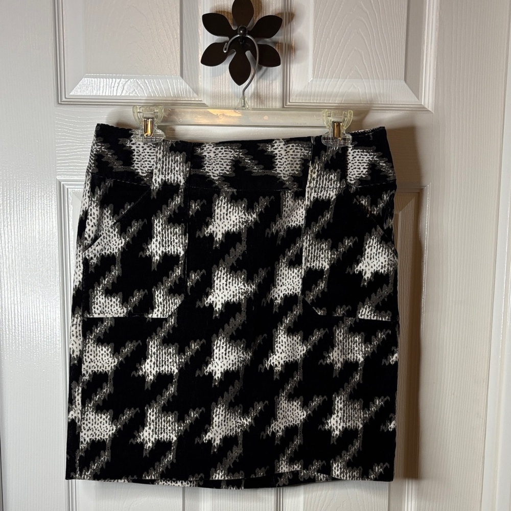GO International Sporty Black and White Corduroy Pencil Skirt LOTS of Stretch